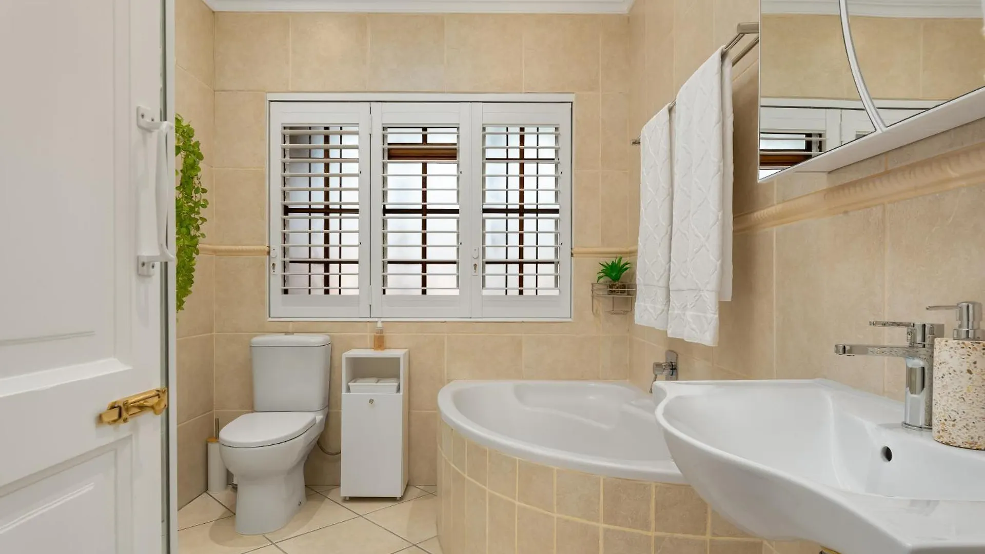 Apartment Meerendal Cottage-Affordable Luxury-Private Garden With Pool & Hot Tub Kapstadt